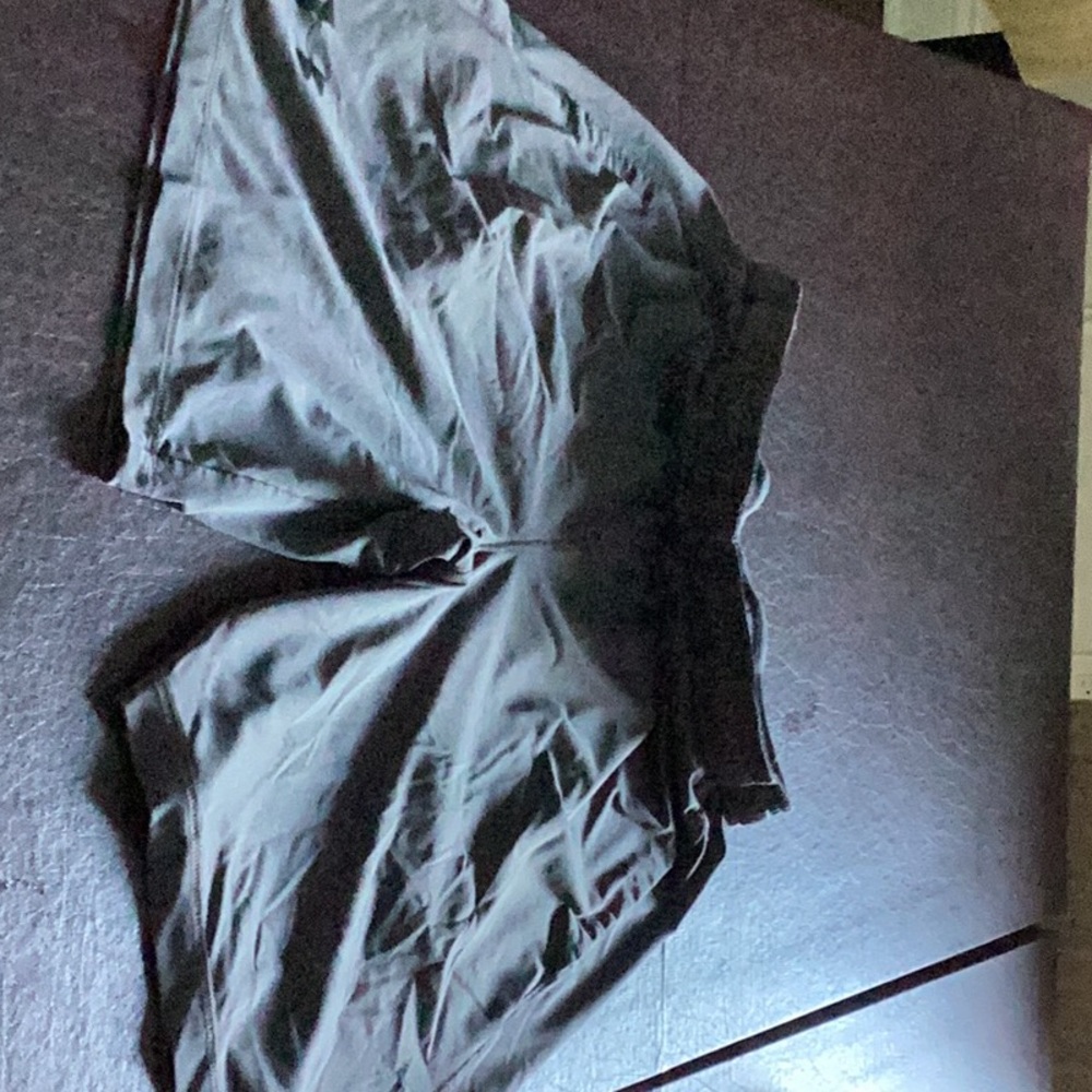 UnderArmour men’s shorts—-great condition.